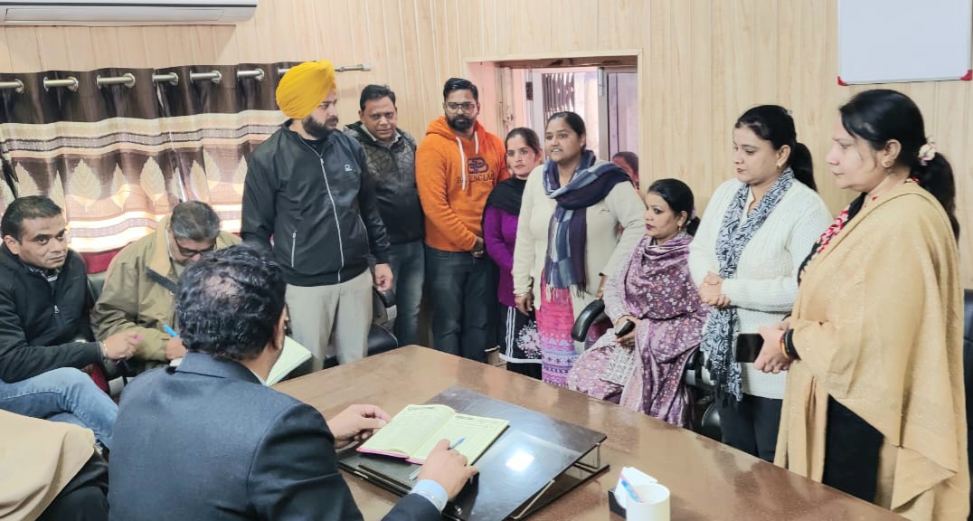 अतिरिक्त उपायुक्त (ज) ने नगर परिषद कार्यालय का औचक निरीक्षण किया